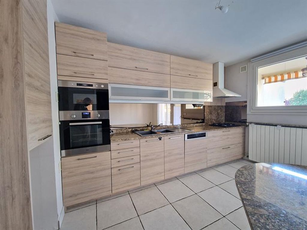 Achat appartement à vendre 4 pièces 92 m² - Saint-Genis-Laval