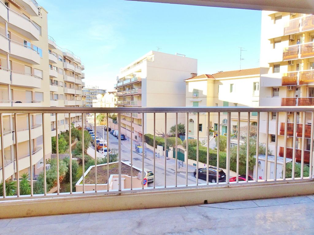 Achat appartement à vendre 2 pièces 64 m² - Saint-Raphaël