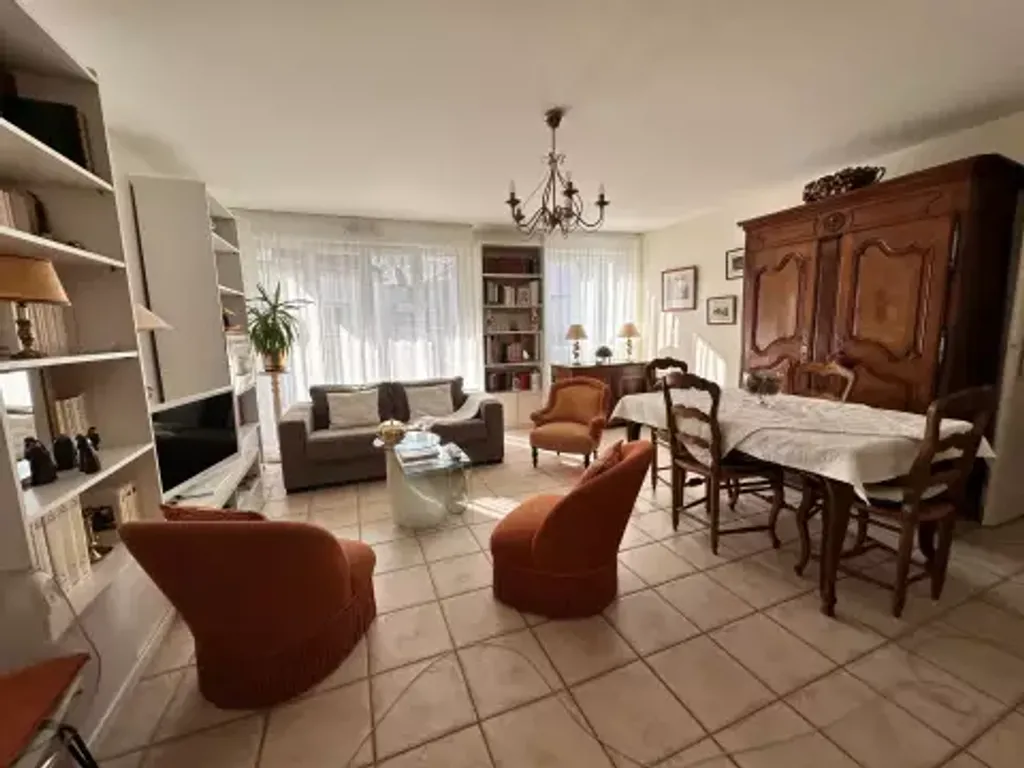 Achat appartement à vendre 3 pièces 66 m² - Le Mesnil-Saint-Denis