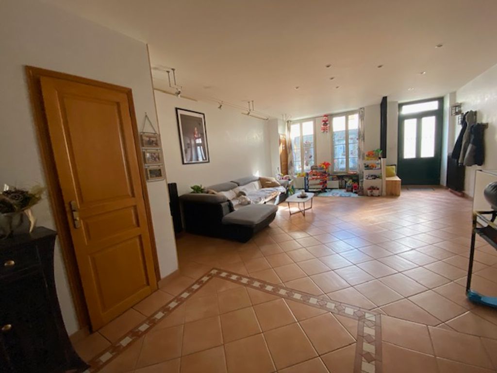 Achat maison à vendre 6 chambres 208 m² - Saint-Jean-d'Angély