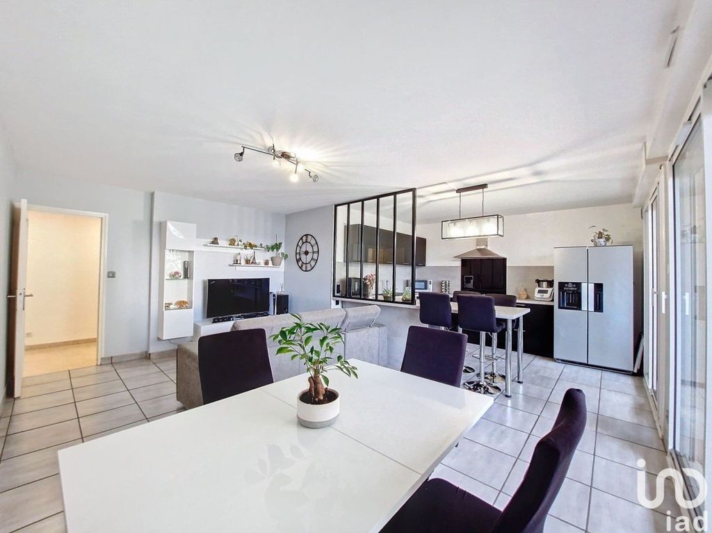 Achat appartement à vendre 3 pièces 80 m² - Décines-Charpieu