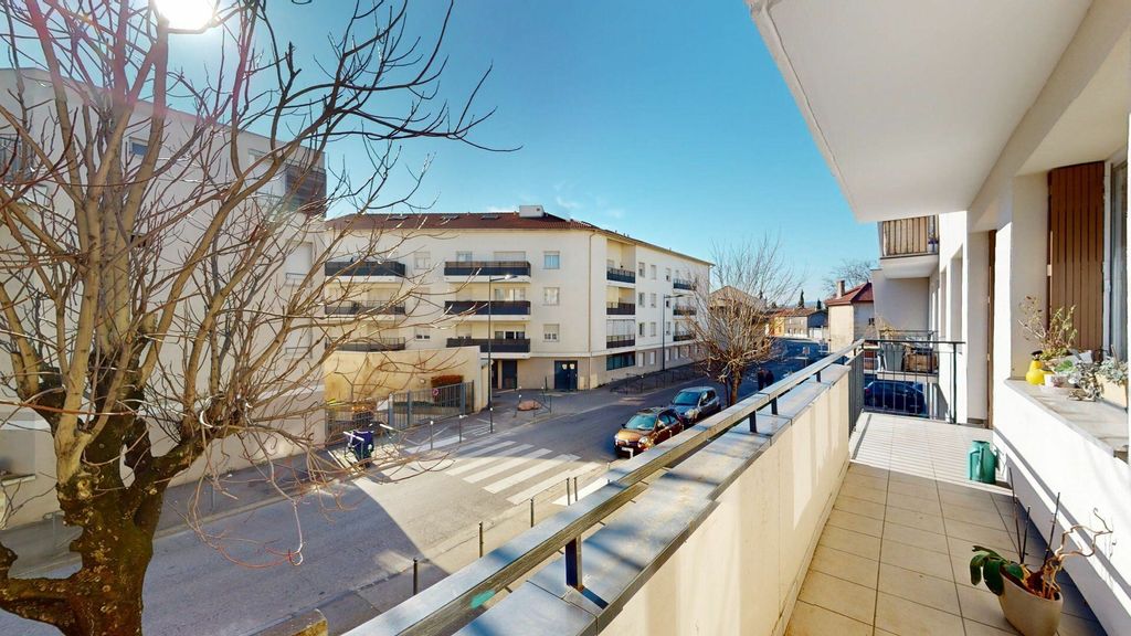 Achat appartement à vendre 4 pièces 80 m² - Vaulx-en-Velin