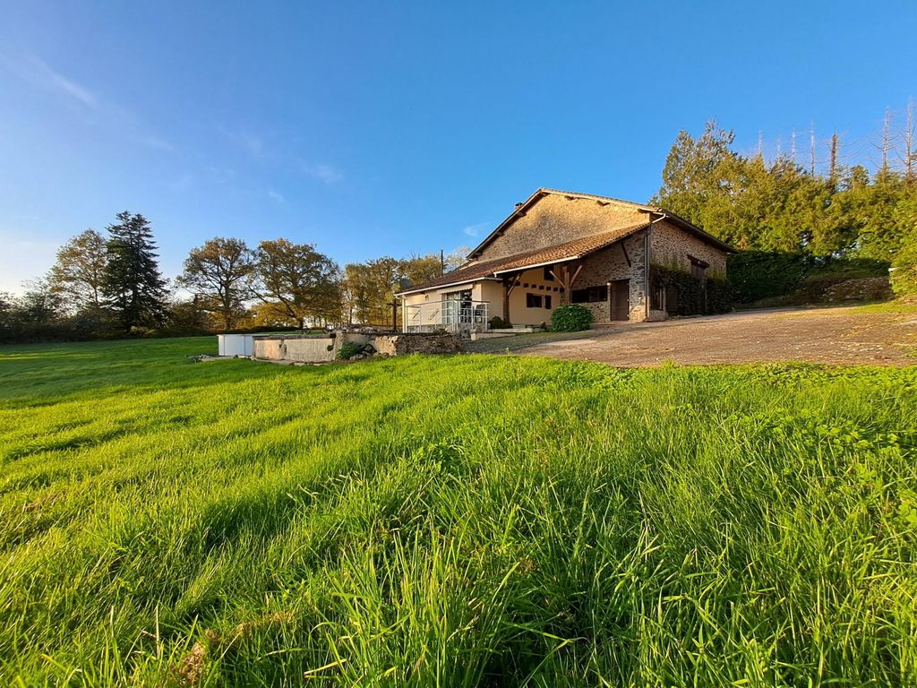 Achat maison à vendre 2 chambres 120 m² - Les Salles-Lavauguyon