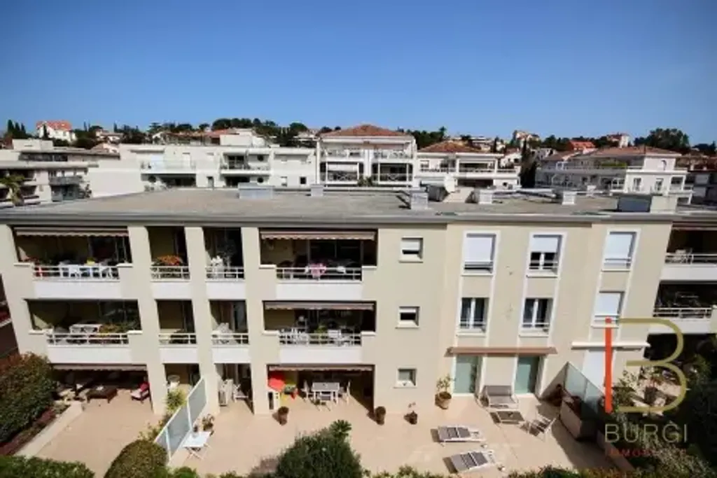 Achat appartement à vendre 3 pièces 90 m² - Saint-Raphaël
