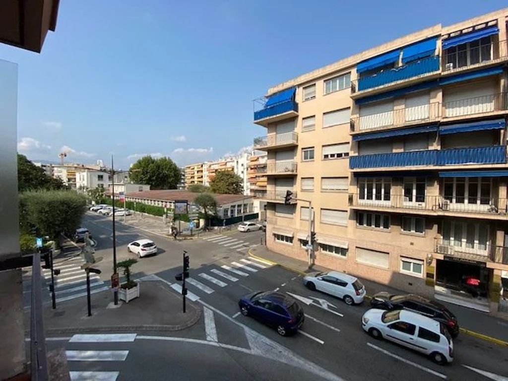 Achat appartement à vendre 3 pièces 54 m² - Saint-Laurent-du-Var