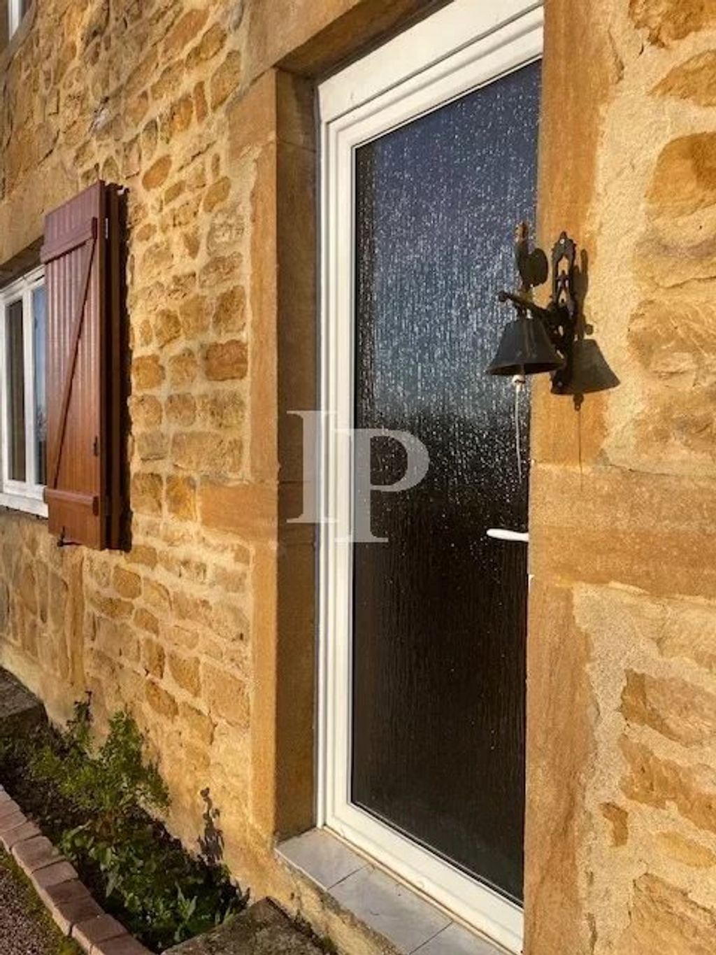 Achat maison à vendre 3 chambres 175 m² - Pouilly-sous-Charlieu