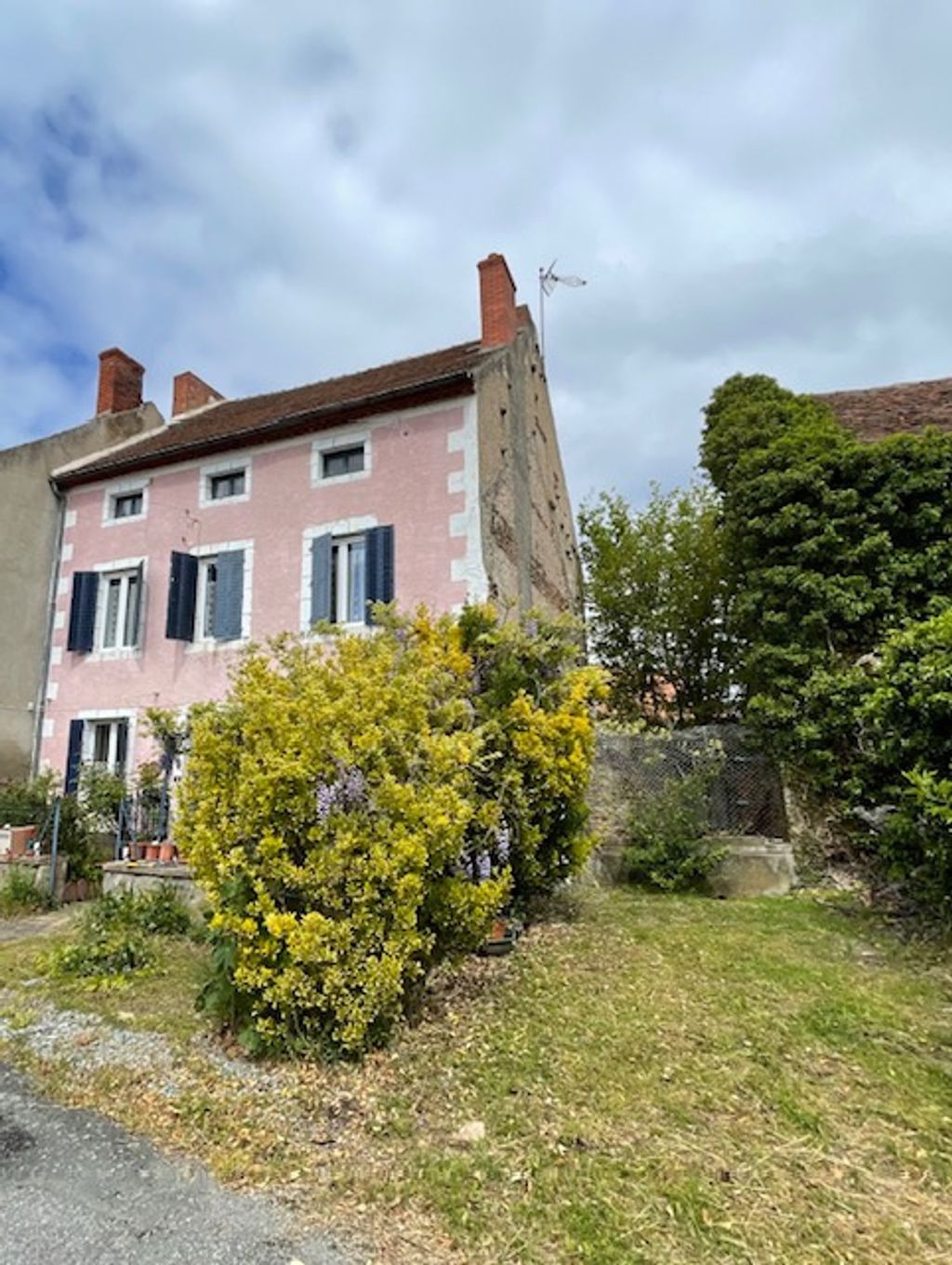 Achat maison à vendre 3 chambres 93 m² - Saint-Quintin-sur-Sioule