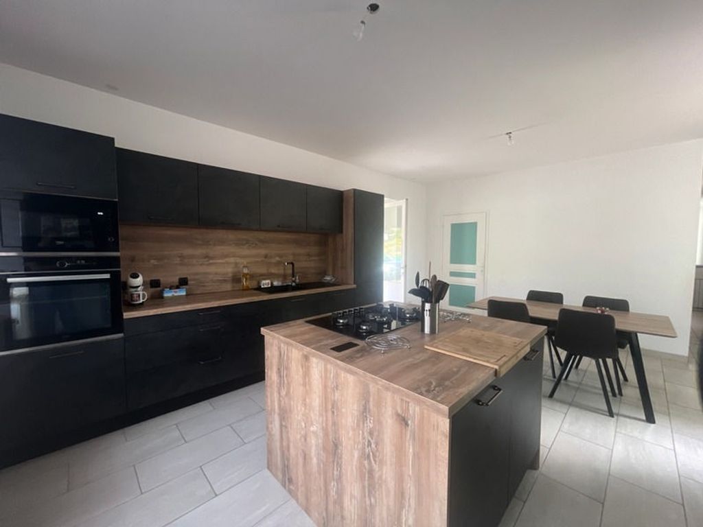 Achat maison à vendre 4 chambres 156 m² - Commelle-Vernay