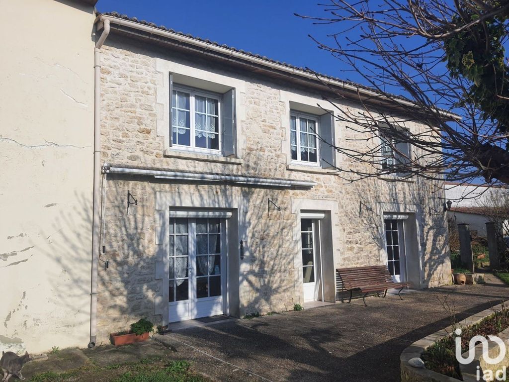 Achat maison à vendre 6 chambres 188 m² - Poursay-Garnaud
