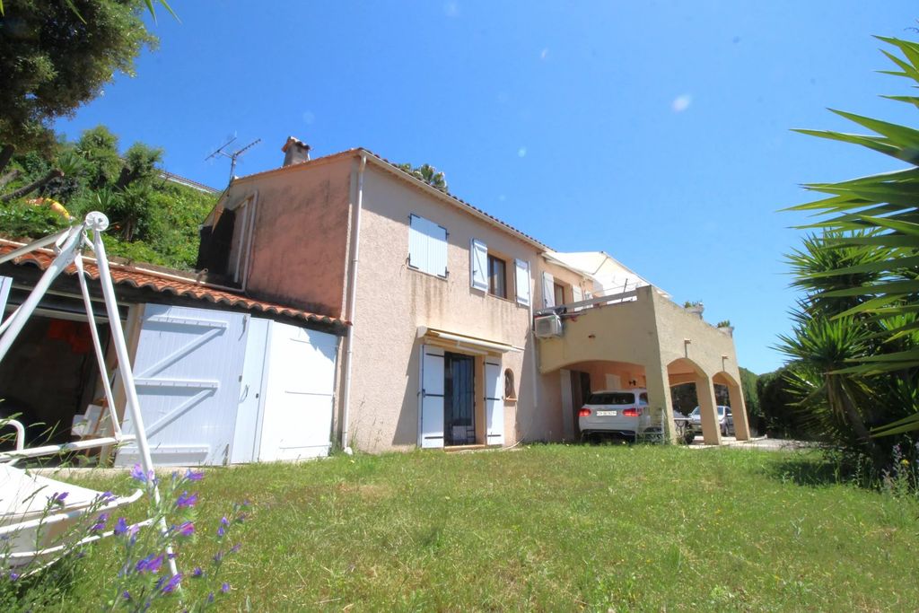 Achat maison à vendre 5 chambres 177 m² - Cagnes-sur-Mer