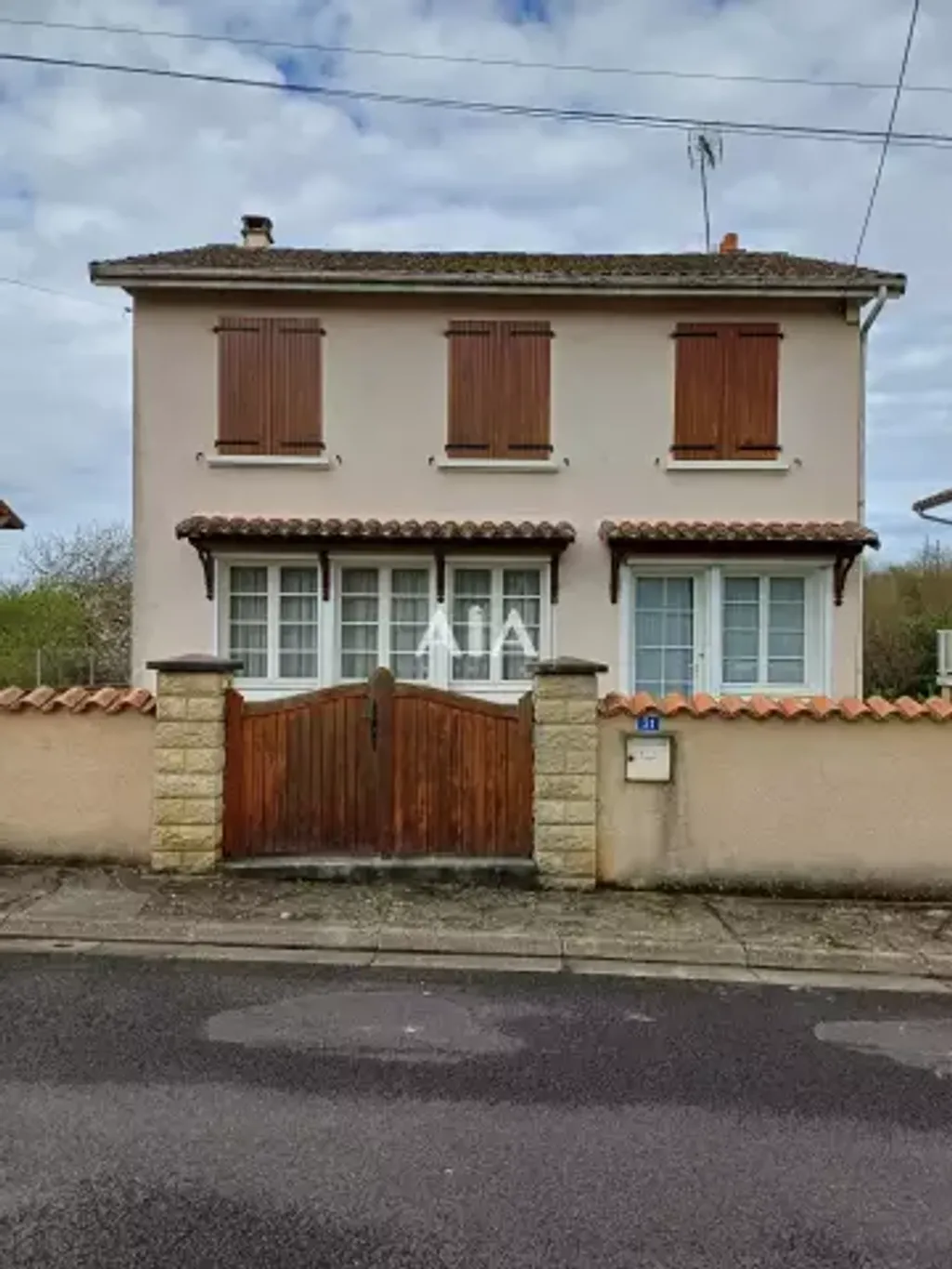 Achat maison à vendre 4 chambres 99 m² - Ruffec