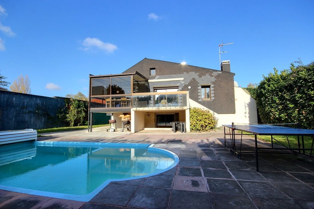 Achat maison à vendre 3 chambres 188 m² - Pau