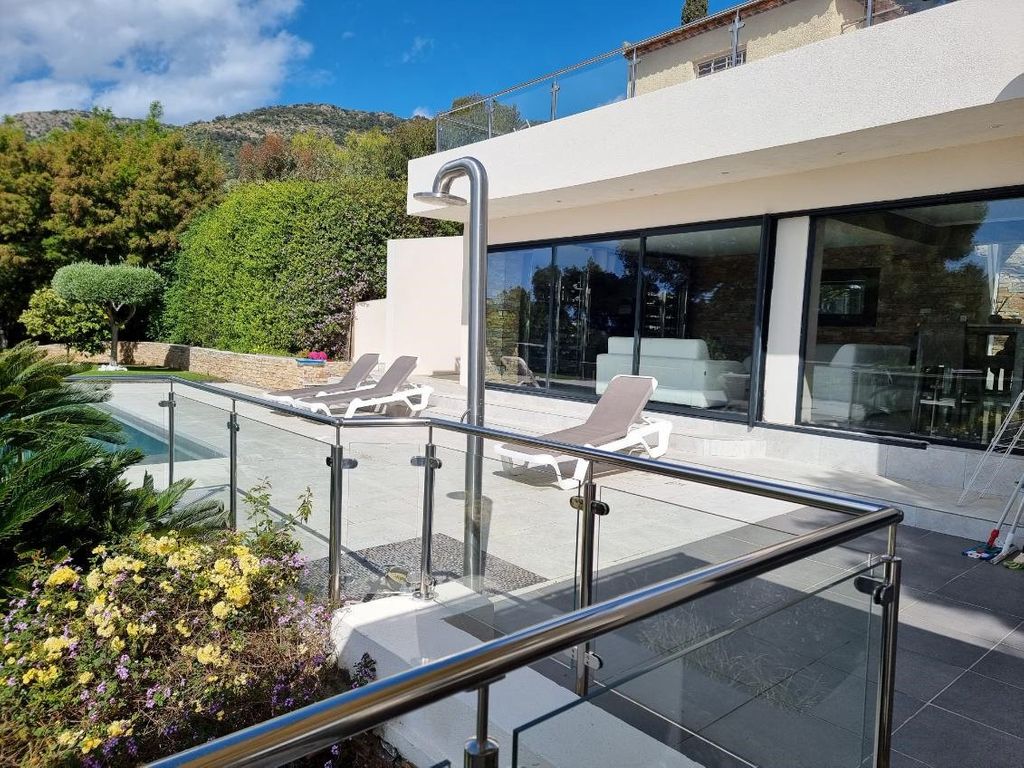 Achat maison à vendre 5 chambres 270 m² - Le Lavandou