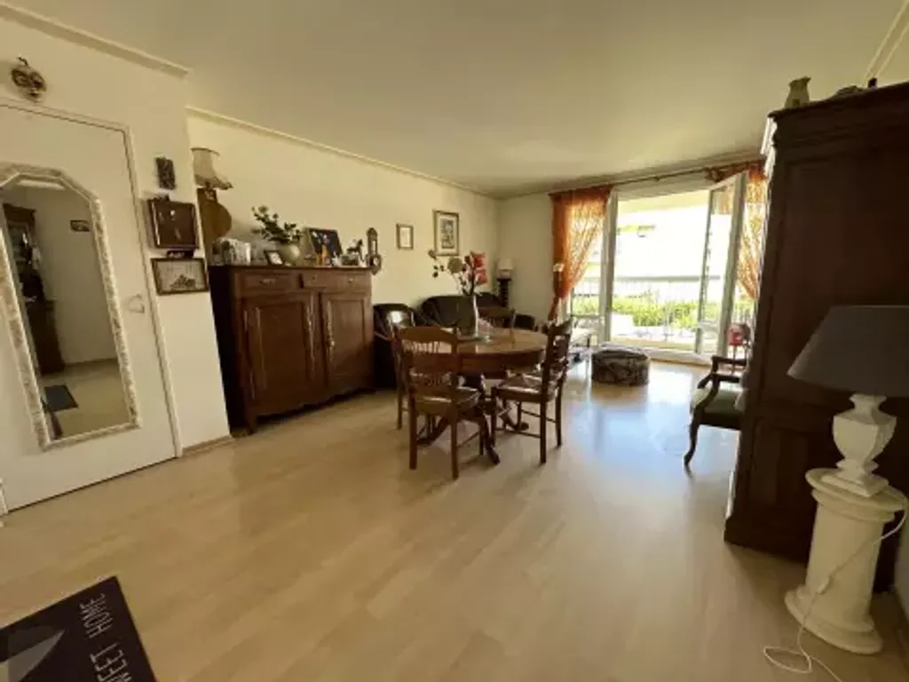 Achat appartement à vendre 3 pièces 67 m² - Le Mesnil-Saint-Denis