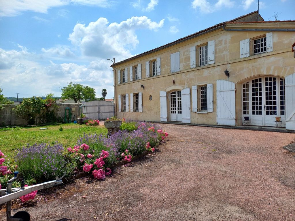 Achat maison à vendre 6 chambres 190 m² - Saint-Sulpice-de-Cognac