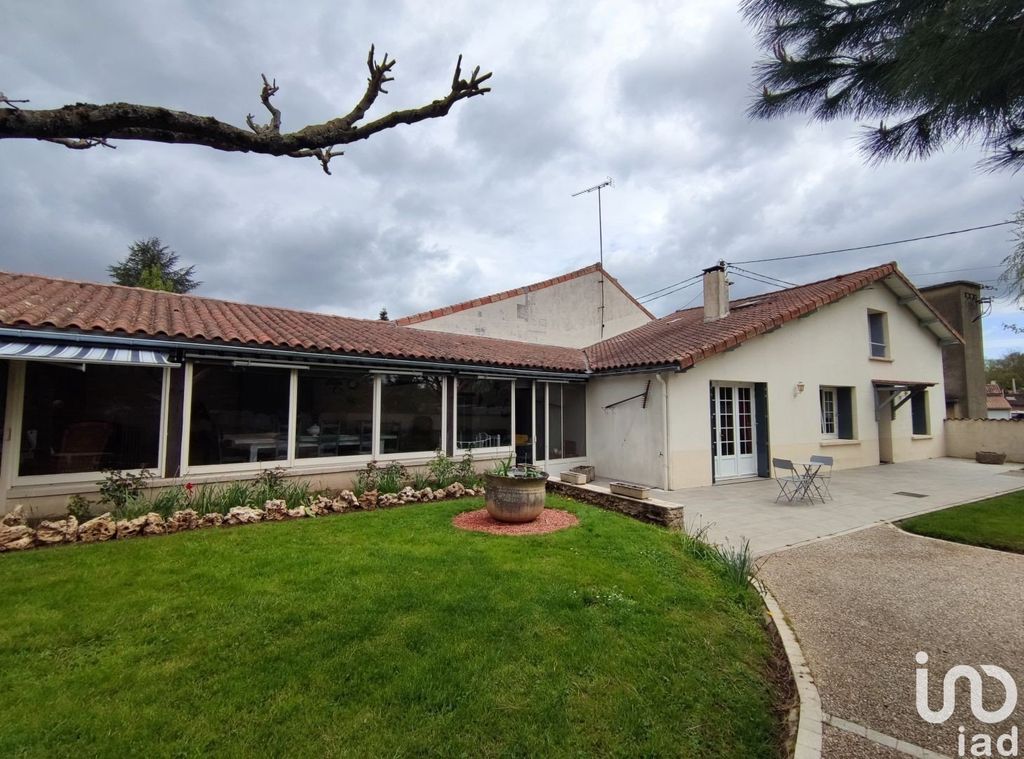 Achat maison à vendre 4 chambres 182 m² - Saint-Sulpice-de-Cognac