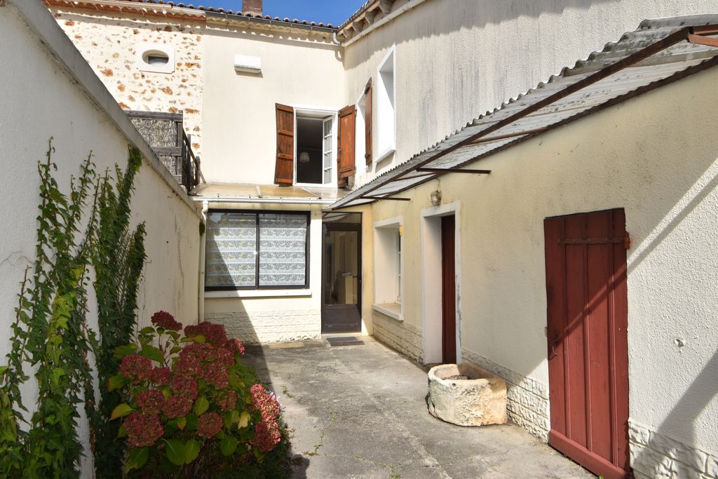 Achat maison à vendre 3 chambres 145 m² - Montbron