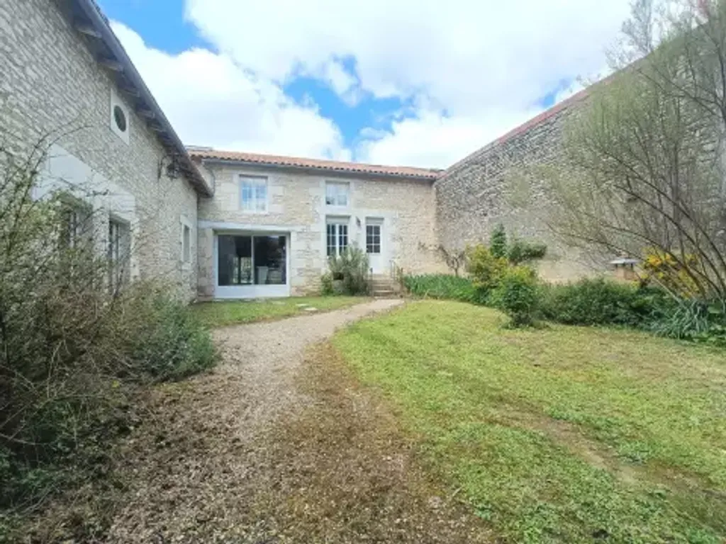 Achat maison à vendre 3 chambres 167 m² - Neuville-de-Poitou