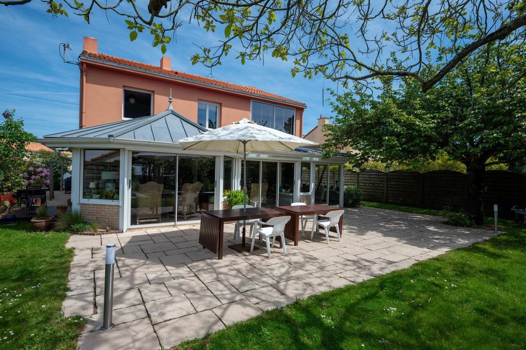 Achat maison à vendre 6 chambres 195 m² - Saint-Sébastien-sur-Loire