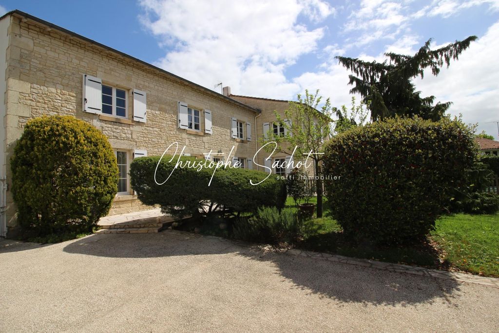 Achat maison à vendre 4 chambres 189 m² - Beauvoir-sur-Niort