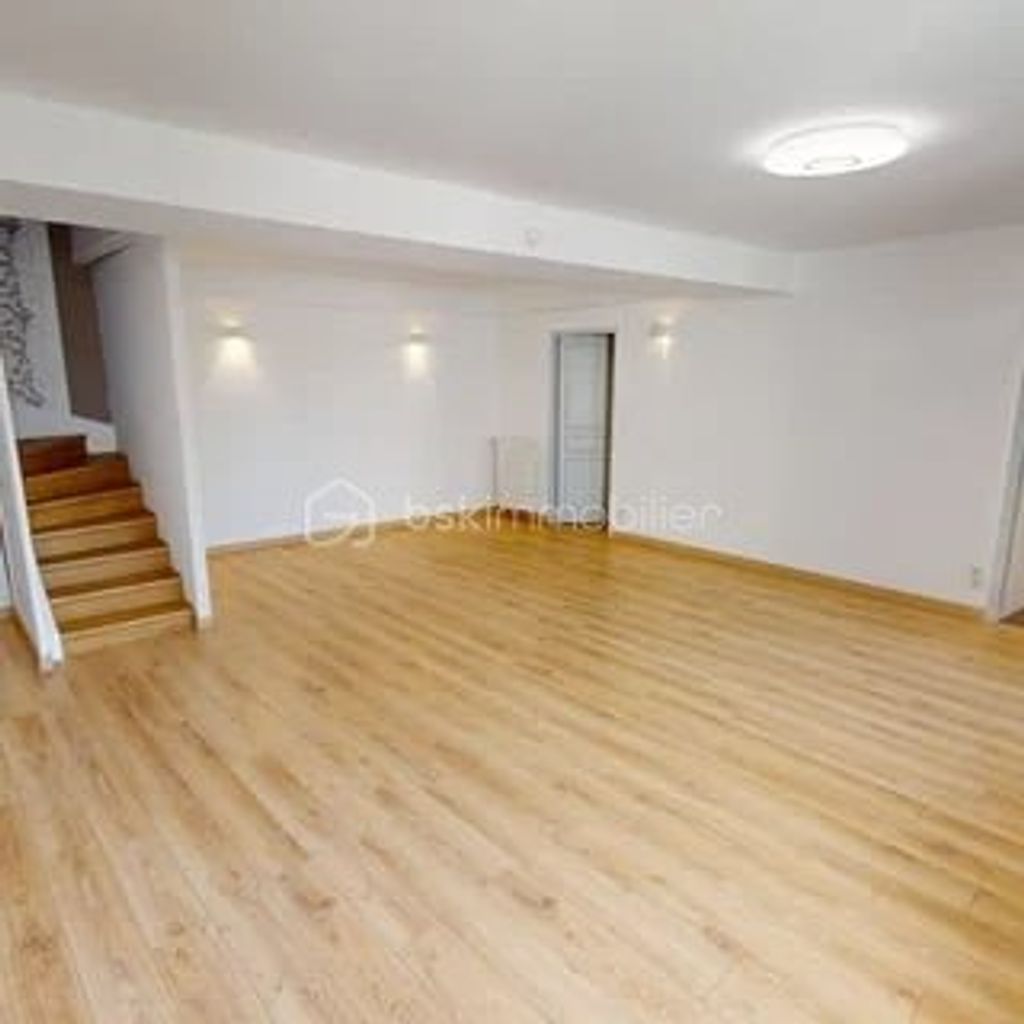 Achat maison à vendre 3 chambres 99 m² - Saint-Denis-de-l'Hôtel
