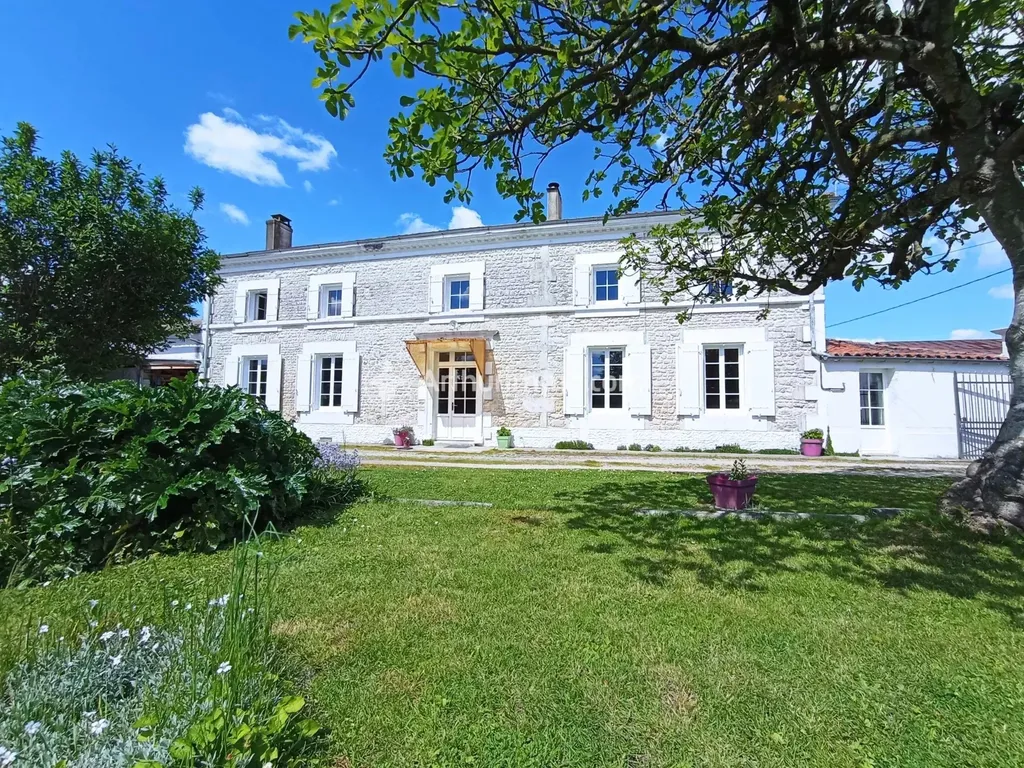 Achat maison à vendre 4 chambres 191 m² - Saint-Martin-de-Juillers