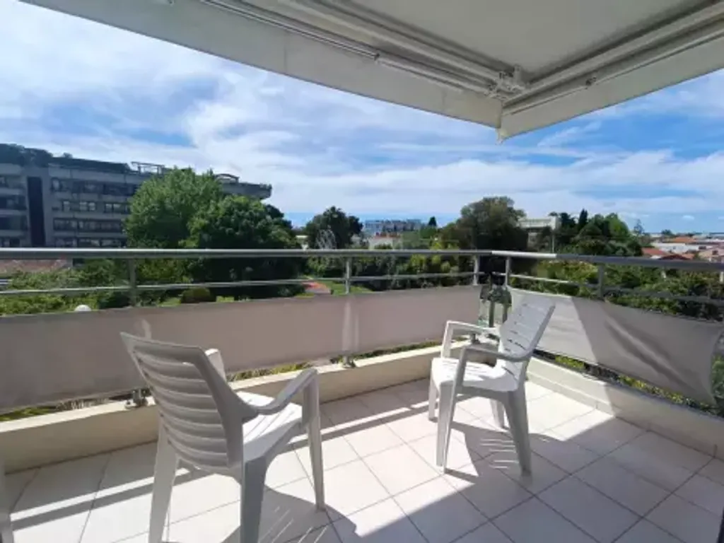 Achat appartement à vendre 3 pièces 66 m² - Saint-Laurent-du-Var