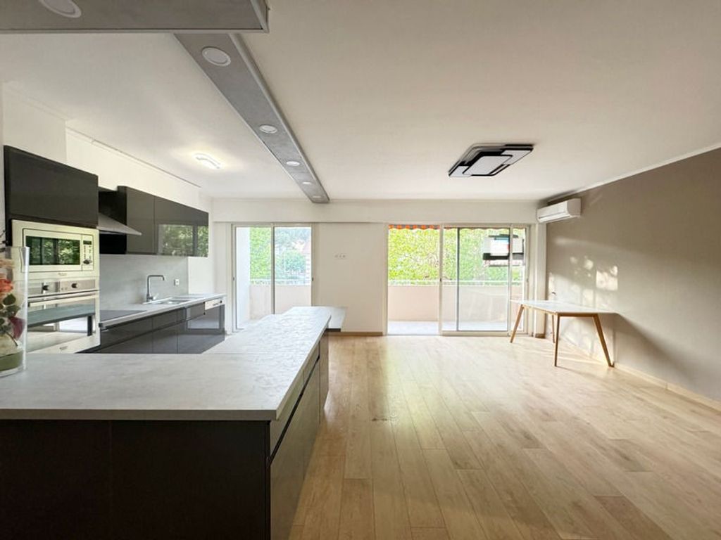 Achat appartement à vendre 3 pièces 75 m² - Cavalaire-sur-Mer