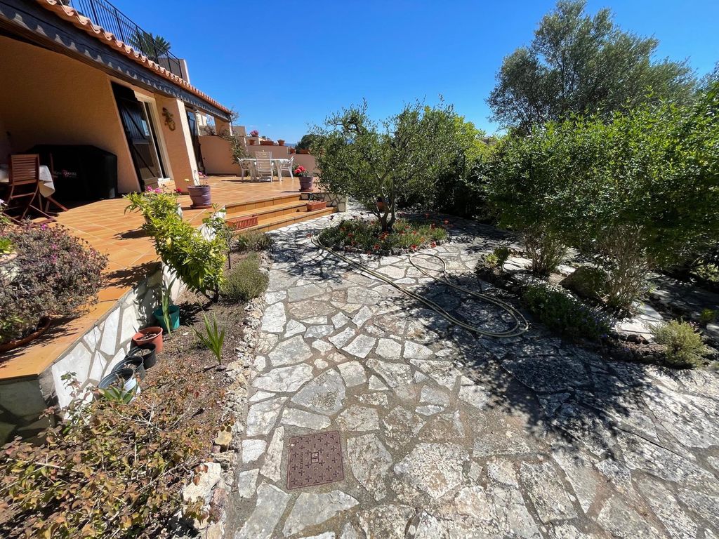 Achat maison à vendre 2 chambres 75 m² - Roquebrune-sur-Argens