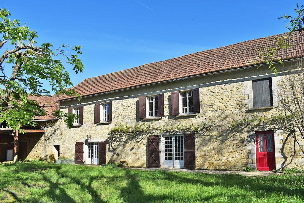 Achat maison à vendre 5 chambres 191 m² - Saint-Amand-de-Coly