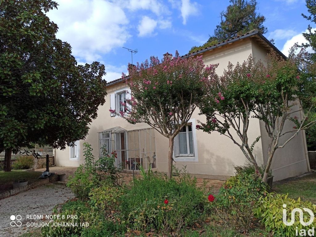 Achat maison à vendre 6 chambres 203 m² - Saint-Coutant