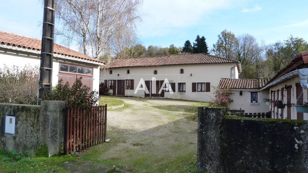 Achat maison à vendre 2 chambres 135 m² - Civray