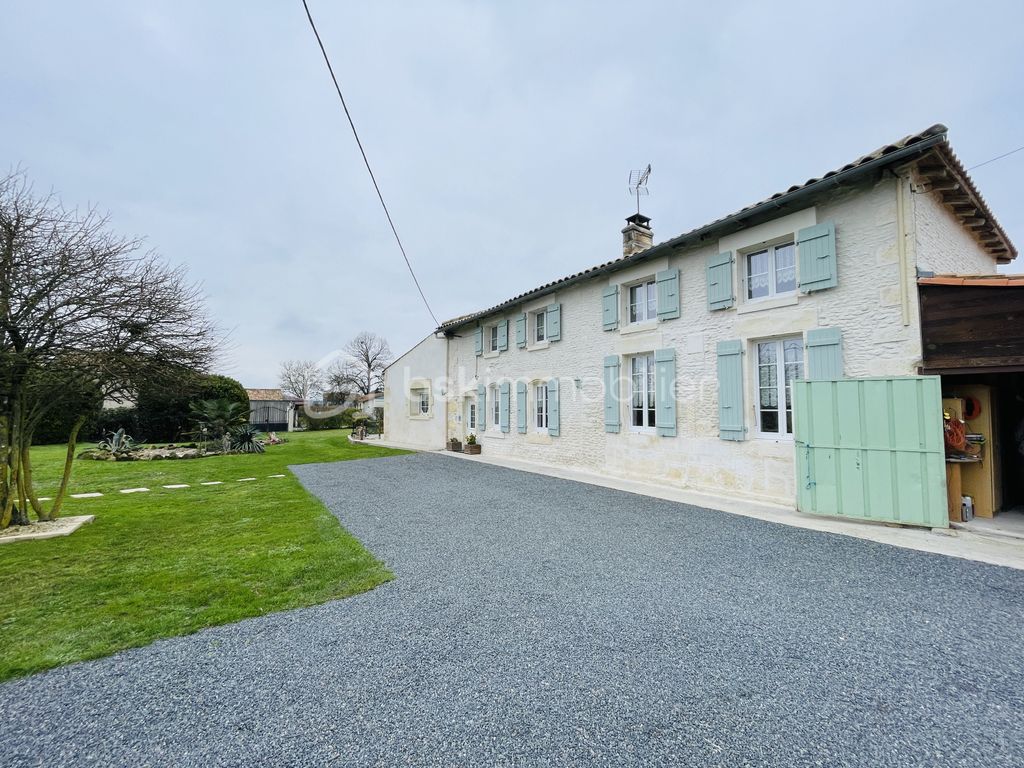 Achat maison à vendre 5 chambres 253 m² - Fontaines-d'Ozillac