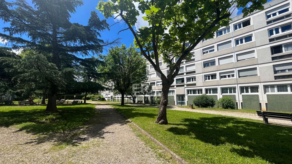 Achat appartement à vendre 3 pièces 63 m² - Décines-Charpieu