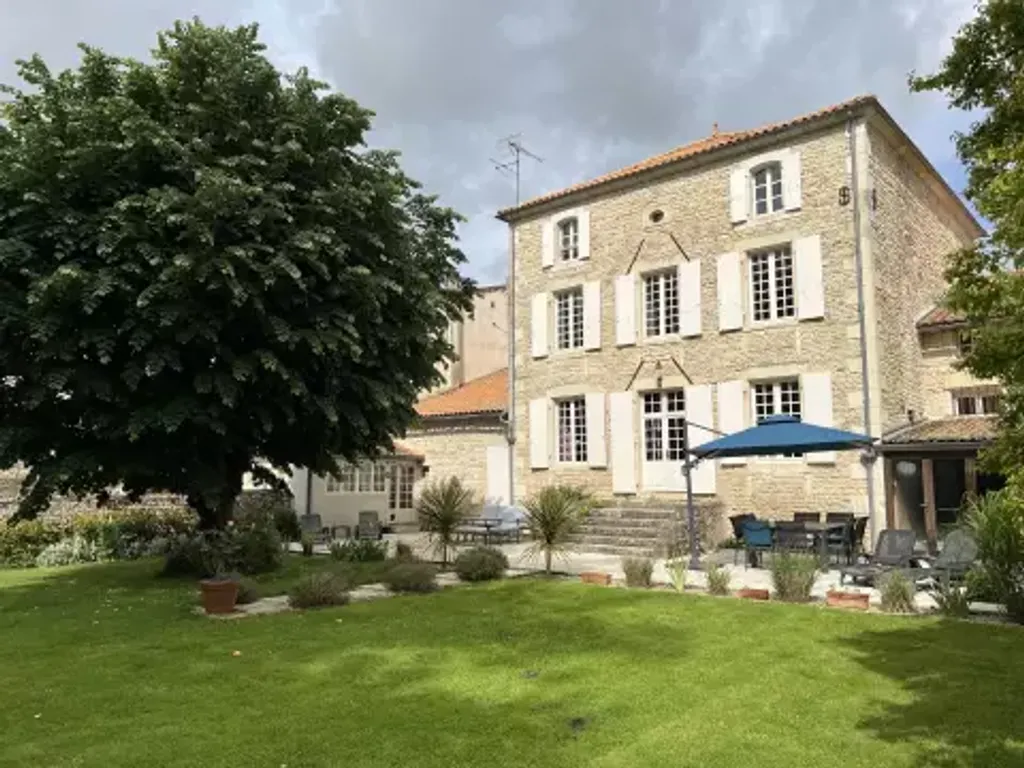 Achat maison à vendre 4 chambres 288 m² - Nanteuil-en-Vallée