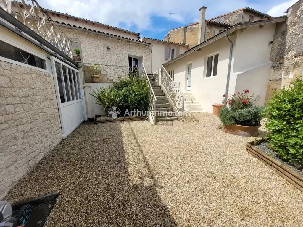 Achat maison à vendre 4 chambres 185 m² - Saint-Jean-d'Angély