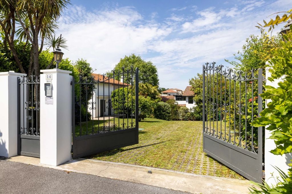 Achat maison à vendre 6 chambres 221 m² - Anglet