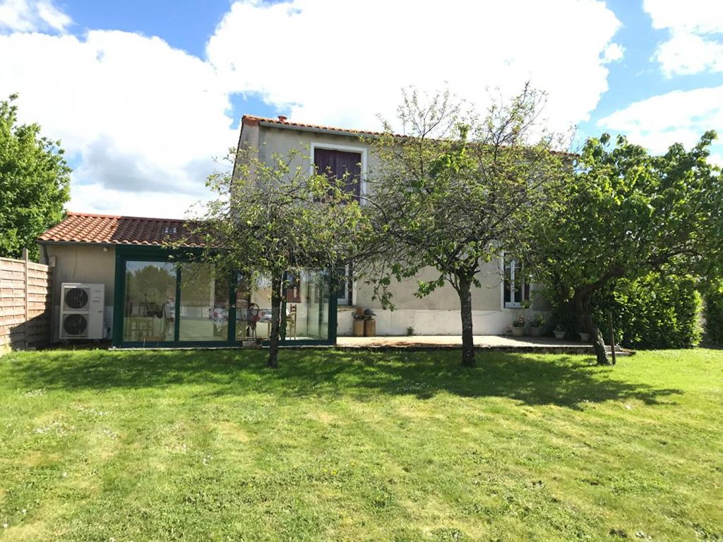 Achat maison à vendre 4 chambres 104 m² - Saint-Amand-sur-Sèvre