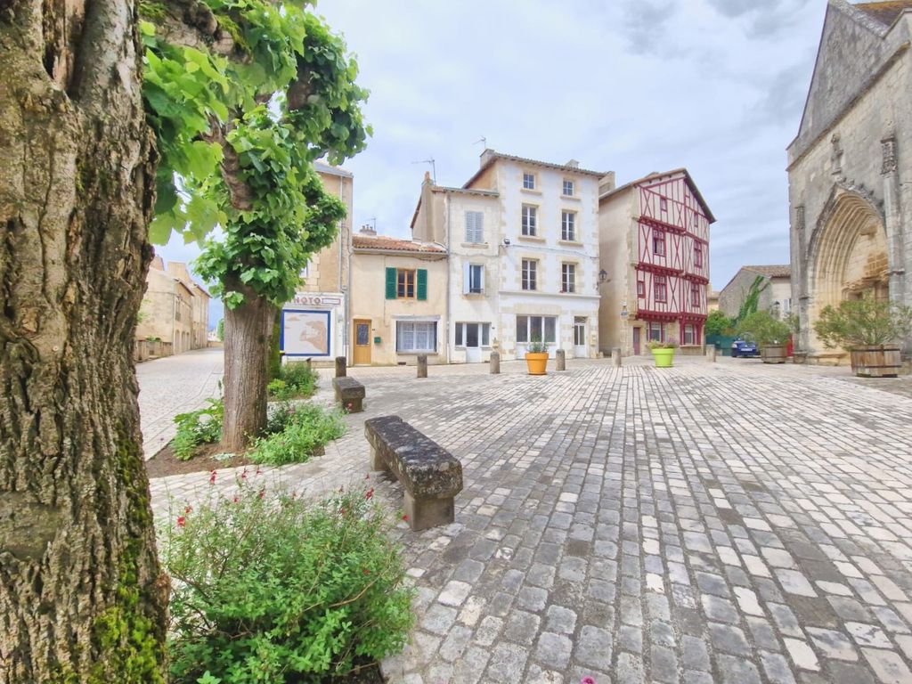 Achat maison à vendre 2 chambres 78 m² - Lusignan