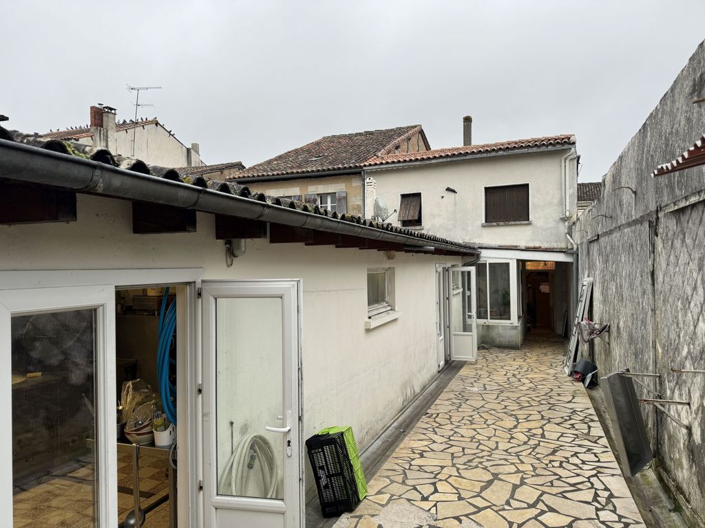 Achat maison à vendre 3 chambres 188 m² - Baignes-Sainte-Radegonde