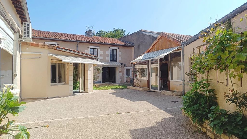 Achat maison à vendre 3 chambres 160 m² - Neuville-de-Poitou