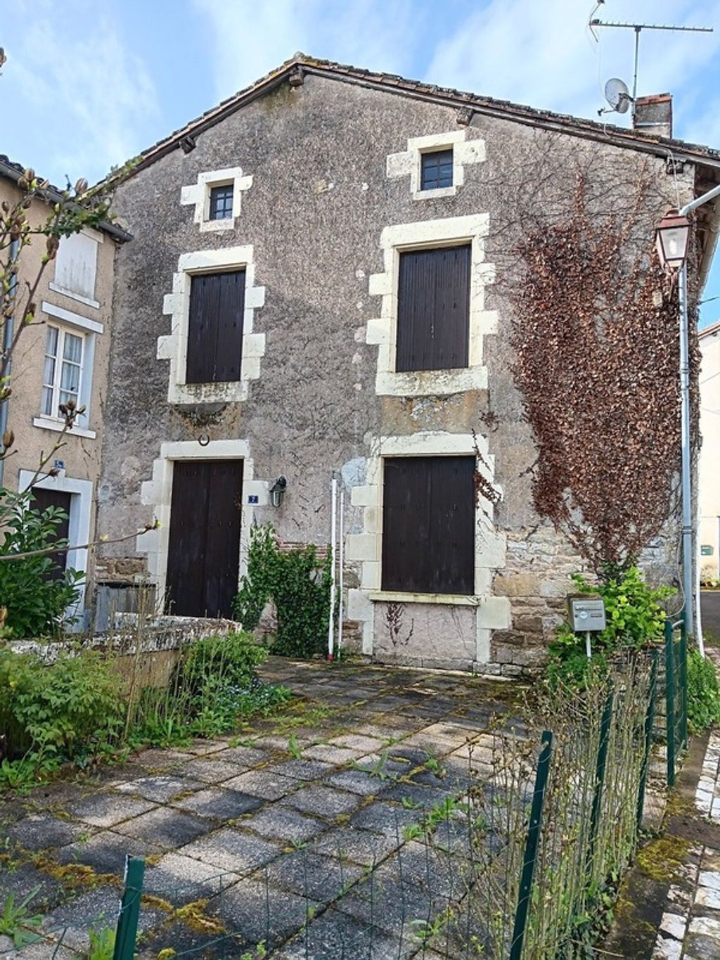 Achat maison à vendre 2 chambres 70 m² - Charroux