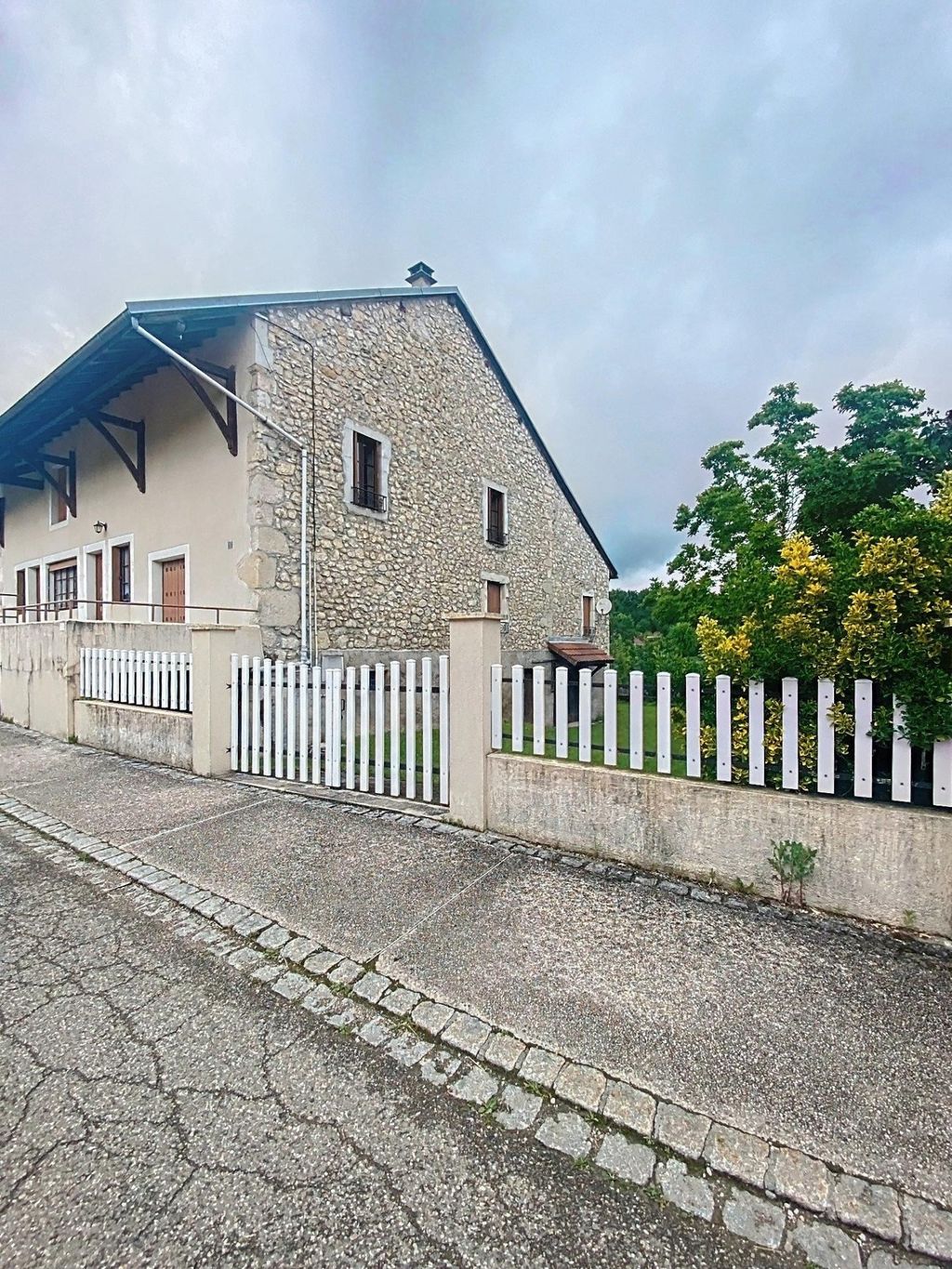 Achat maison à vendre 3 chambres 180 m² - Injoux-Génissiat