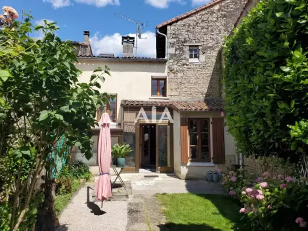 Achat maison à vendre 2 chambres 103 m² - Ruffec