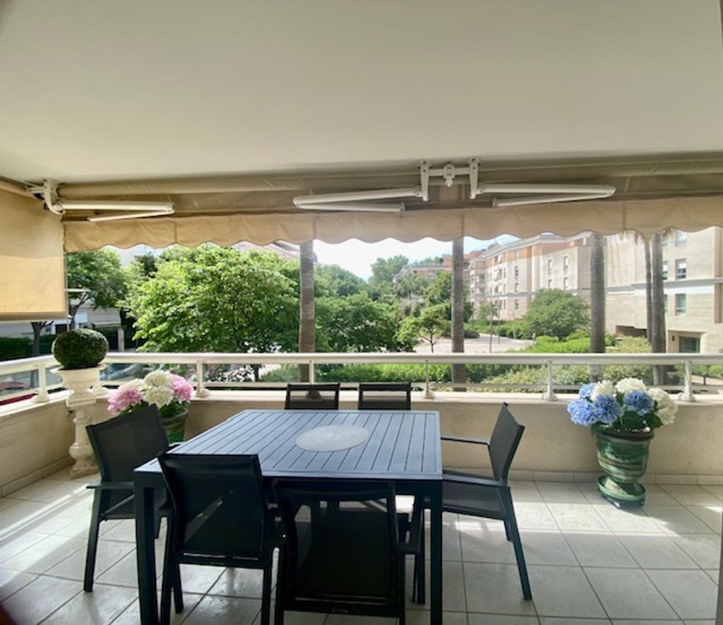 Achat appartement à vendre 3 pièces 80 m² - Cagnes-sur-Mer