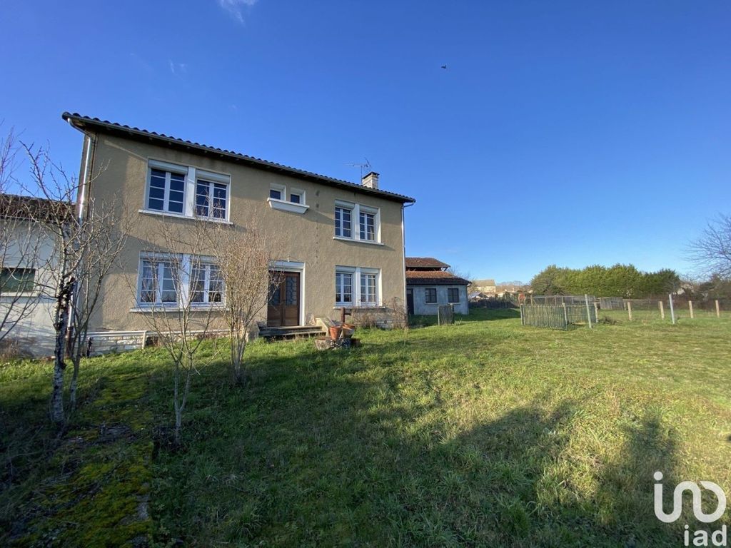 Achat maison à vendre 2 chambres 107 m² - Charroux