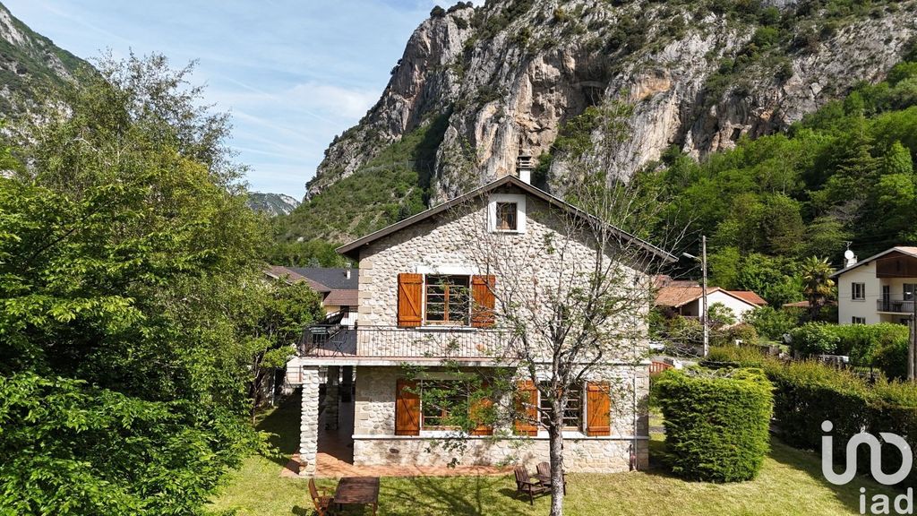Achat maison à vendre 4 chambres 125 m² - Ornolac-Ussat-les-Bains