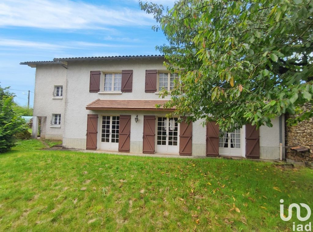 Achat maison à vendre 4 chambres 183 m² - Lussac-les-Châteaux