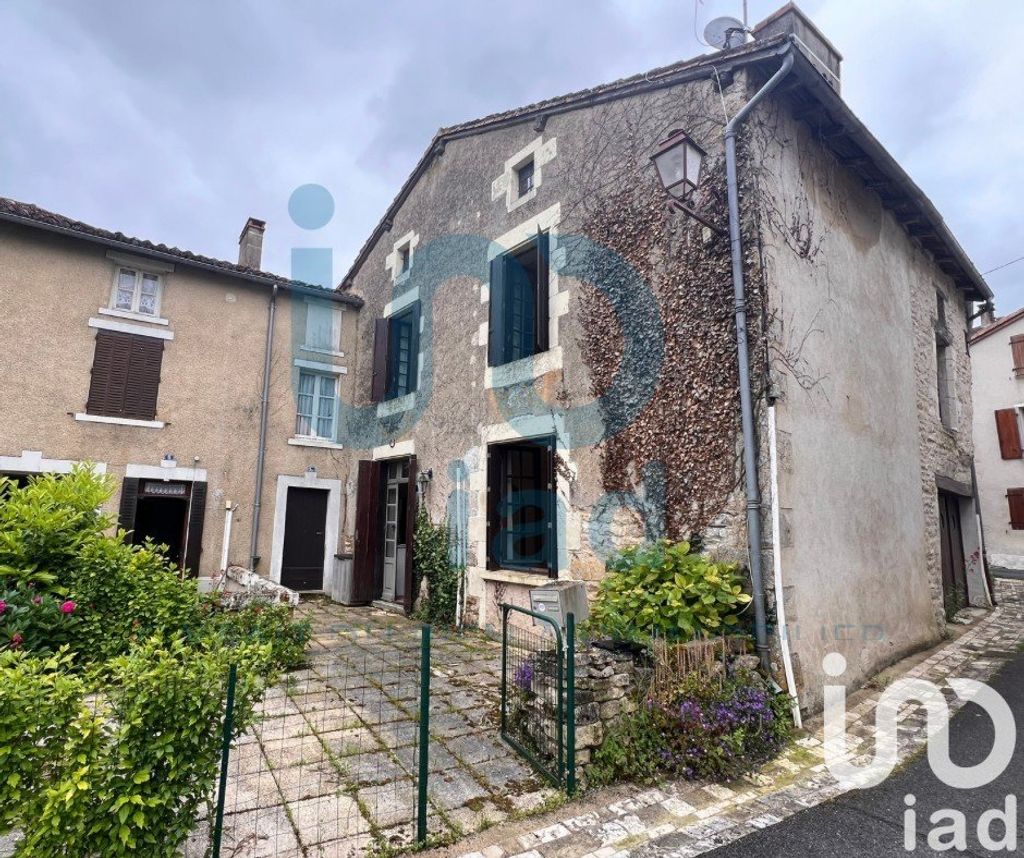 Achat maison à vendre 2 chambres 69 m² - Charroux