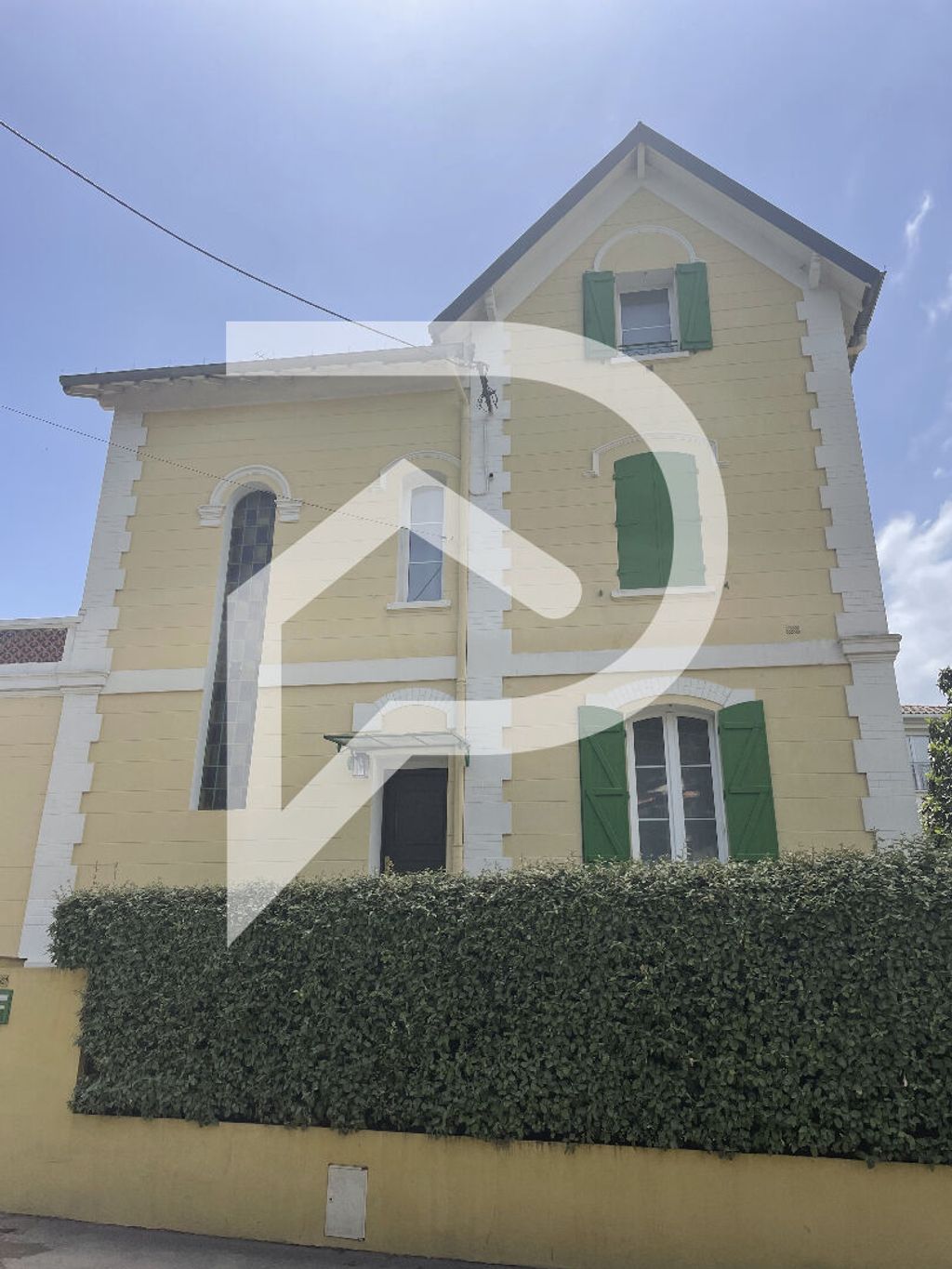 Achat maison à vendre 5 chambres 239 m² - Saint-Raphaël